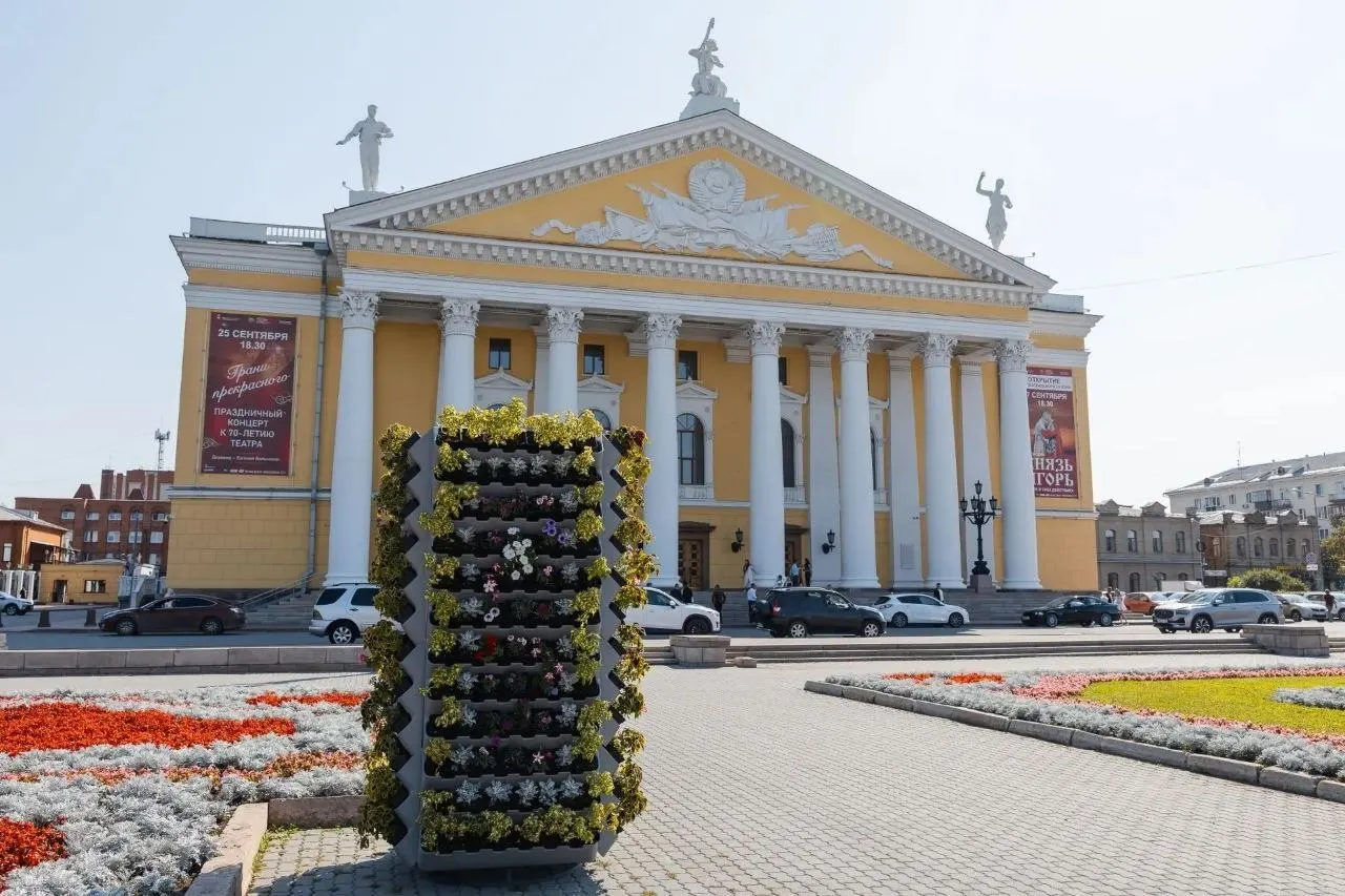 Вертикальные клумбы появились возле театра оперы и балета имени Глинки, кинотеатра Пушкина и гостиницы «Южный Урал»; горожане обсуждают формат озеленения.