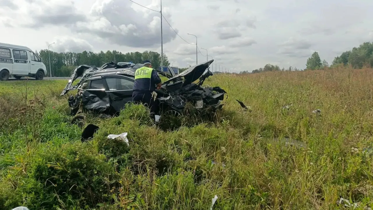Семья из ХМАО ехала со стороны Тюмени в Екатеринбург и попала в смертельную аварию в Пышминском районе: погиб шестимесячный ребёнок и его отец, мать и трёхлетний сын выжили и доставлены в больницу.