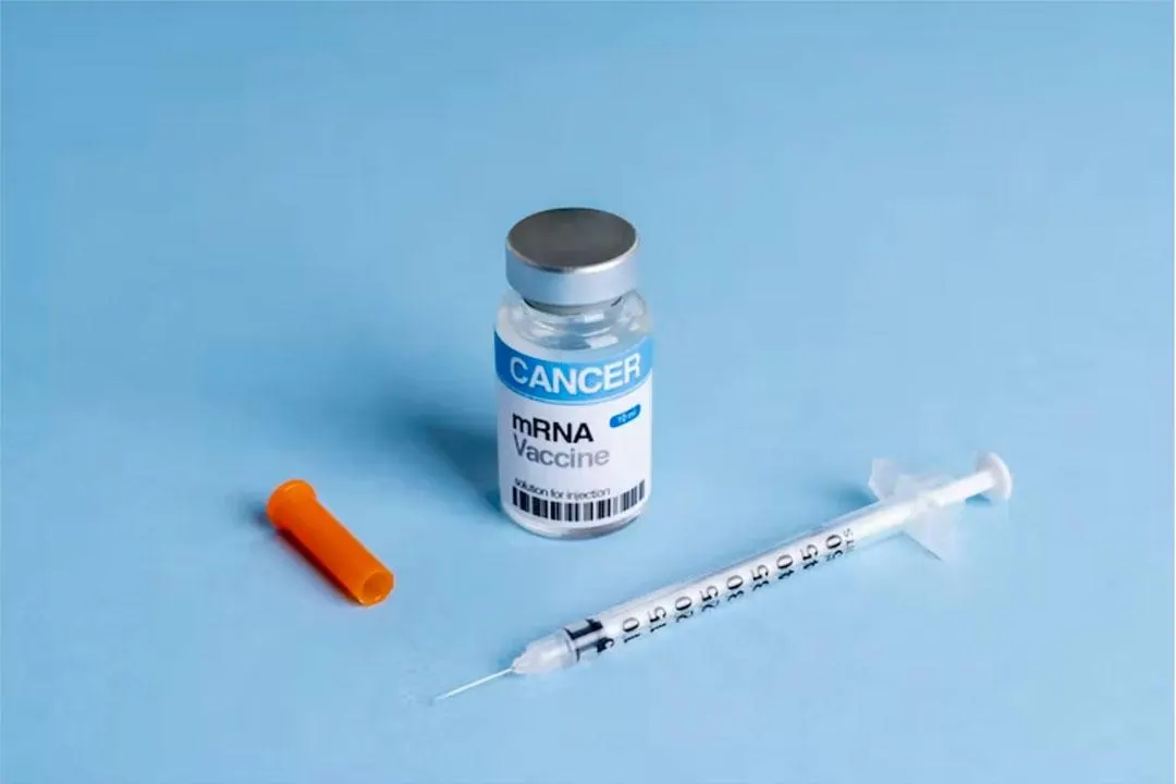 Компании Moderna и Merck объявили об успешных результатах испытаний персонализированной мРНК‑вакцины против меланомы, создаваемой под каждого пациента; рынок отреагировал ростом акций.