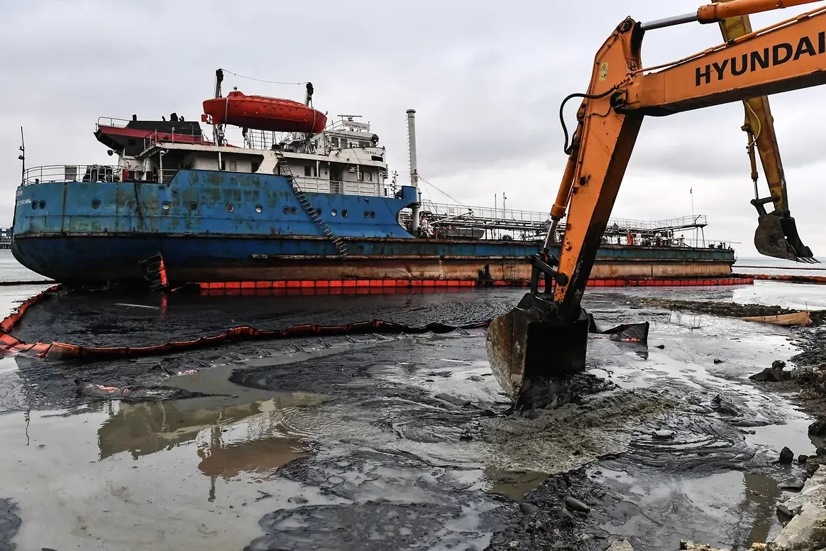 Экологический кризис затронул Черное море и побережья соседних стран; продолжаются расследования, банкротства компаний и оценка ущерба в десятки миллиардов рублей.