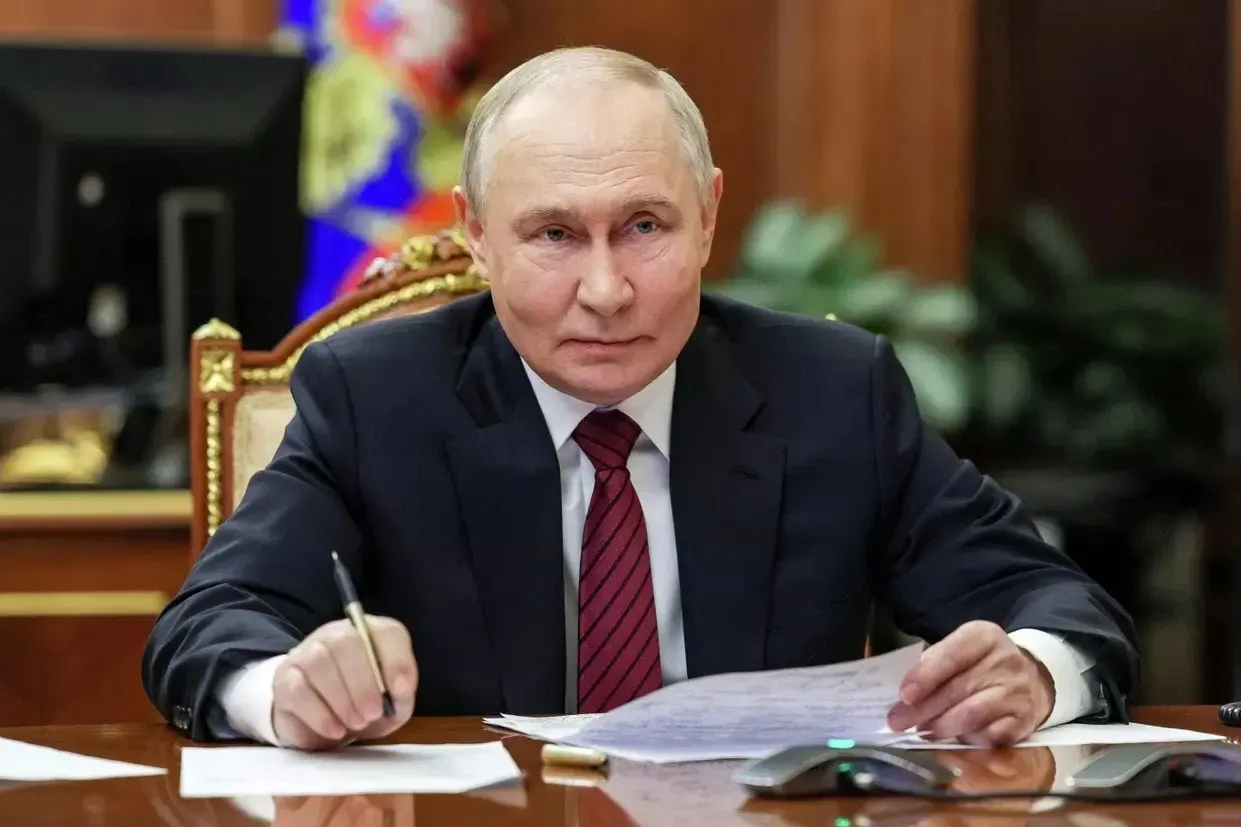 За первые семь с половиной месяцев 2026 года добровольные взносы бизнеса в бюджет достигли 383,69 млрд рублей; поступления от негосударственных организаций продолжили расти, а дефицит бюджета сохраняется.
