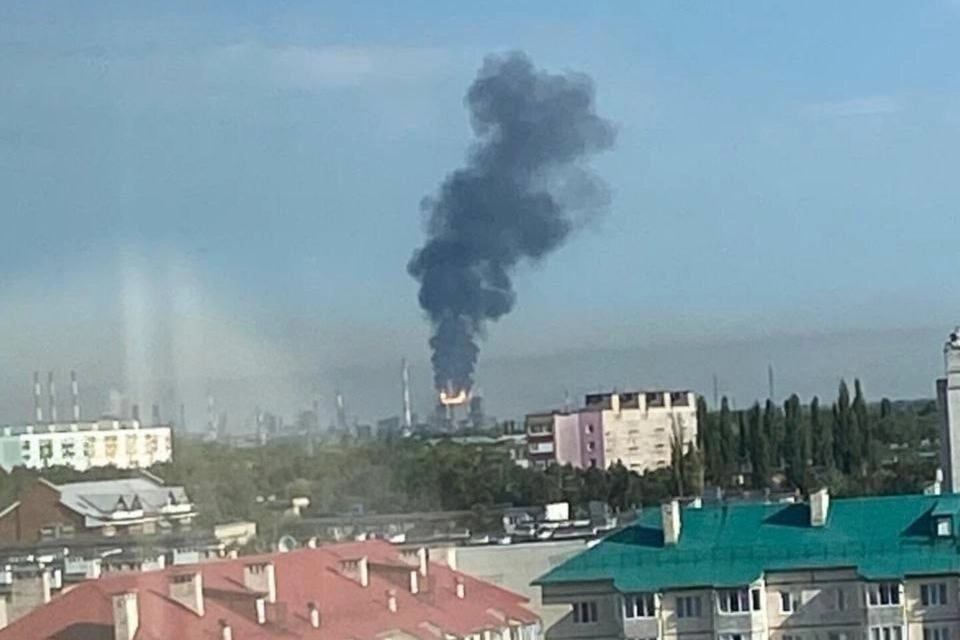 После ночного удара по НПЗ Газпром нефтехим Салават на территории предприятия возник пожар; ранее сообщалось о атаках беспилотников в регионе. НПЗ в Салавате — единственный завод в РФ, производящий гептила, который используется в ракетном топливе.