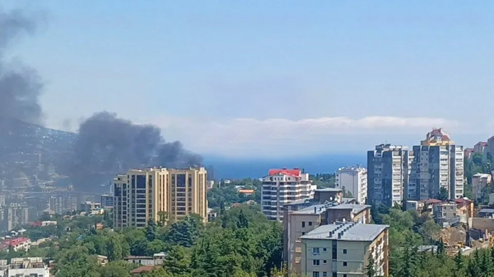 Украинские беспилотники атаковали побережье Ялты; в результате возник пожар в здании у набережной, власти ввели меры безопасности и эвакуацию.