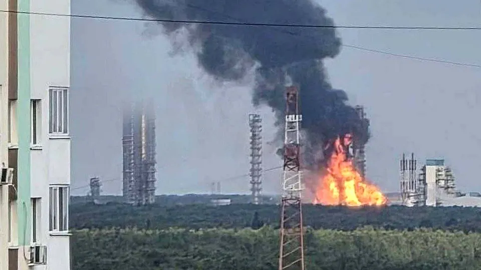 Крупный нефтехимический комплекс Запсибнефтехим в Тюменской области временно прекратил работу после атаки беспилотников, что повлекло остановку выпуска полимеров и значительную часть поставок СУГ.