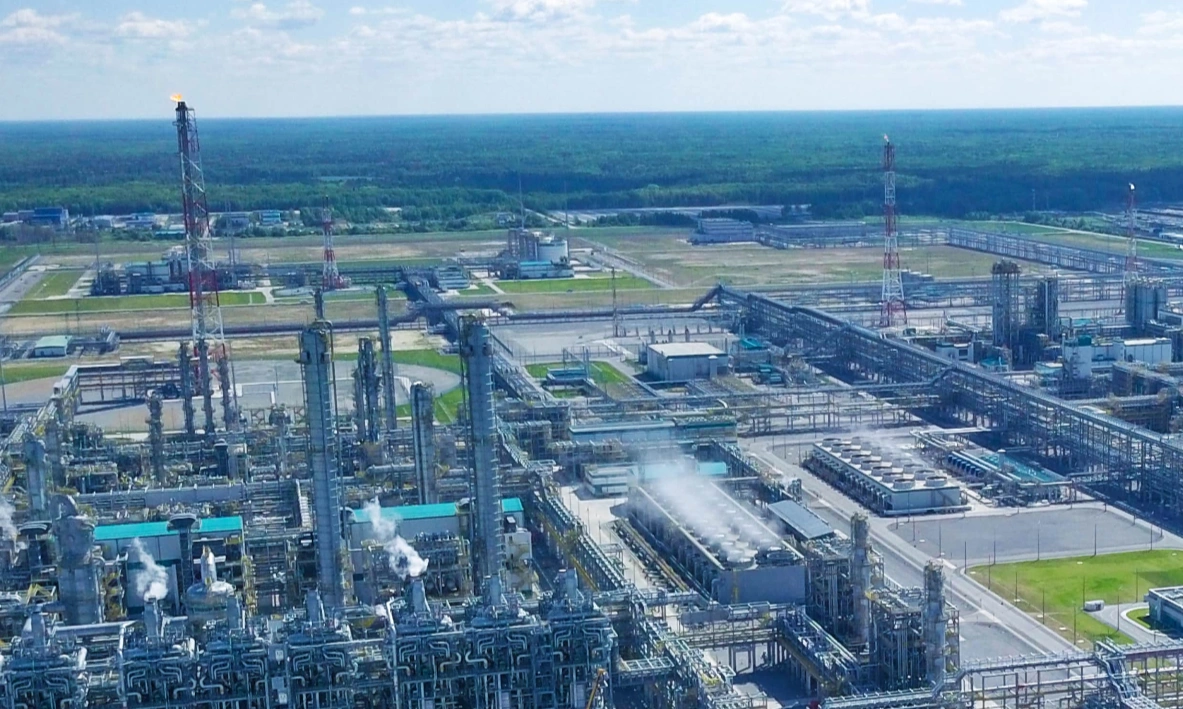 Крупнейший нефтехимический комплекс СИБУРа в Тобольске мог прекратить работу после атаки беспилотников; ситуация влияет на рынок СУГ и нефтехимии.