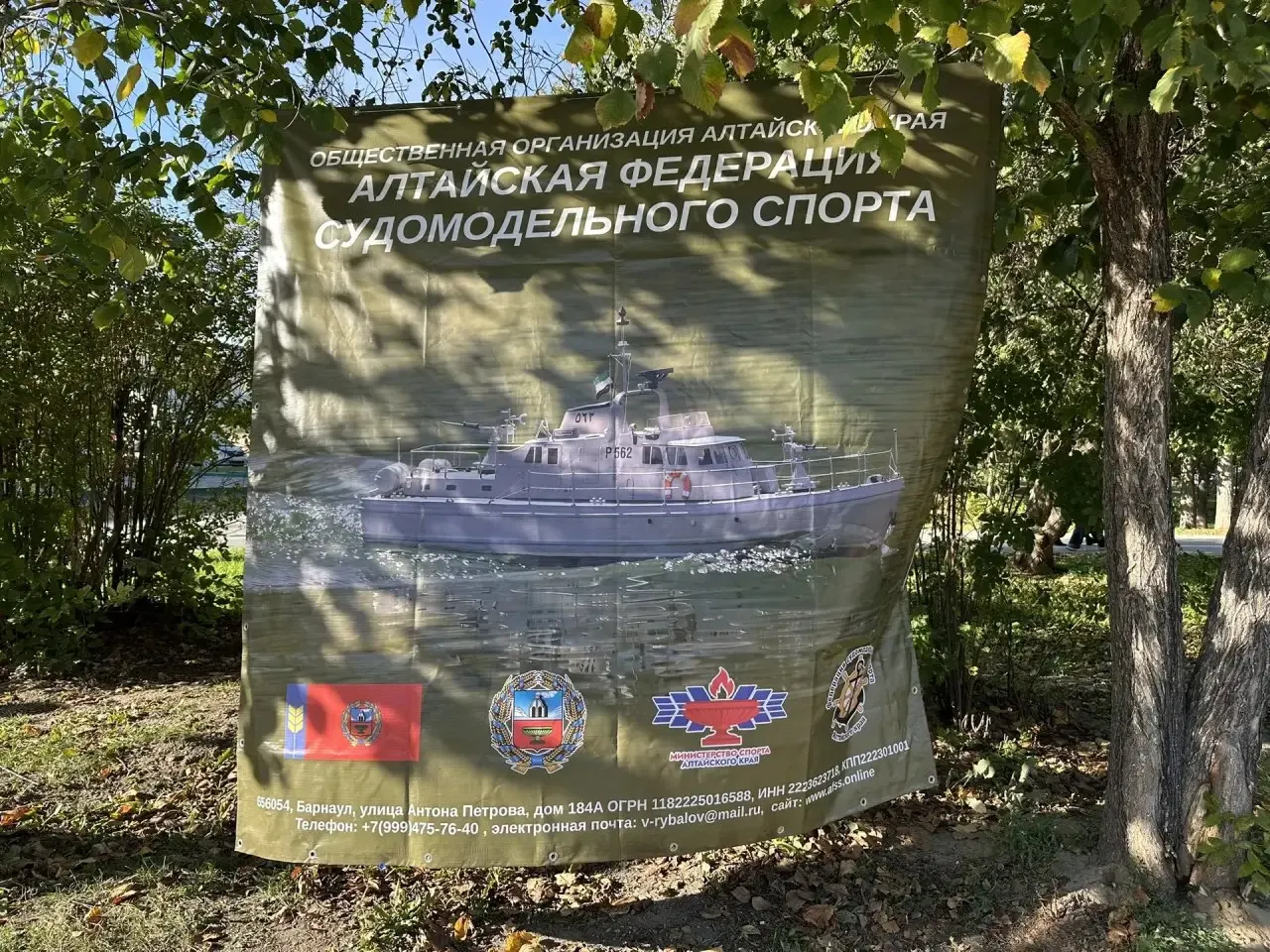 Около 30 спортсменов из Алтайского края и соседних регионов участвуют в соревнованиях, где модели демонстрируют на выставке, а затем соревнуются на воде.