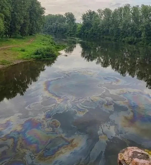 Жители Нефтекамска сообщают о масляных пятнах на реке Буй и резком запахе бензина; ситуация вызывает озабоченность за экологическую обстановку и здоровье людей.