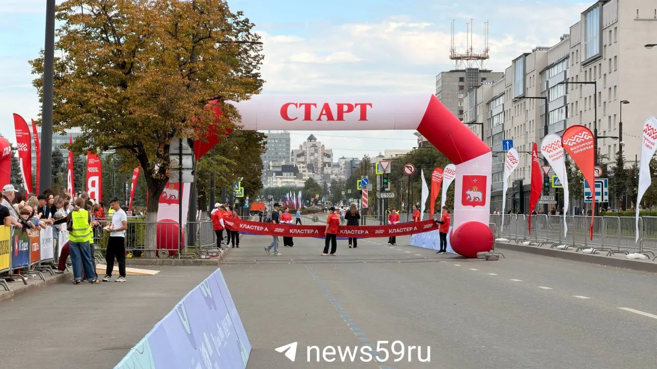 Яркие костюмы, шествия и детские забеги проходят на улице Ленина и на эспланаде.