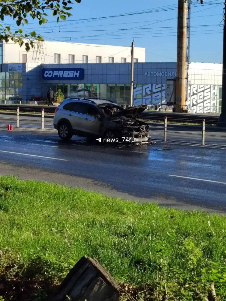 На Свердловском тракте загорелся автомобиль во время движения; пожар ликвидирован, пострадавших нет.