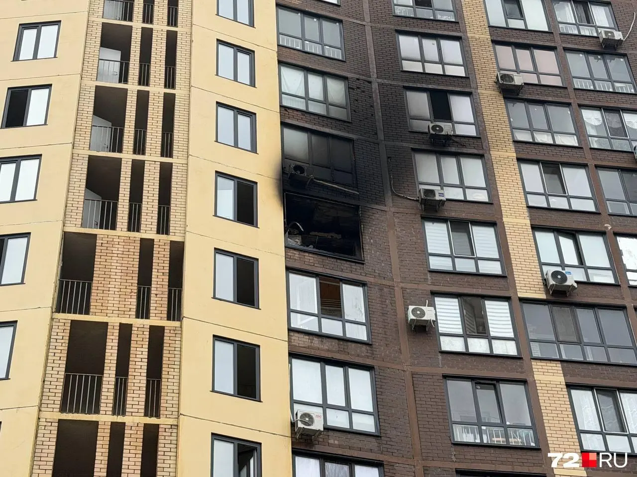 Утром в многоэтажке на улице Новосёлов, 117, загорелся жилой блок на девятом этаже. Спасаясь от пламени, пара повисла на подоконнике: девушка погибла, её супруг — в тяжёлом состоянии.