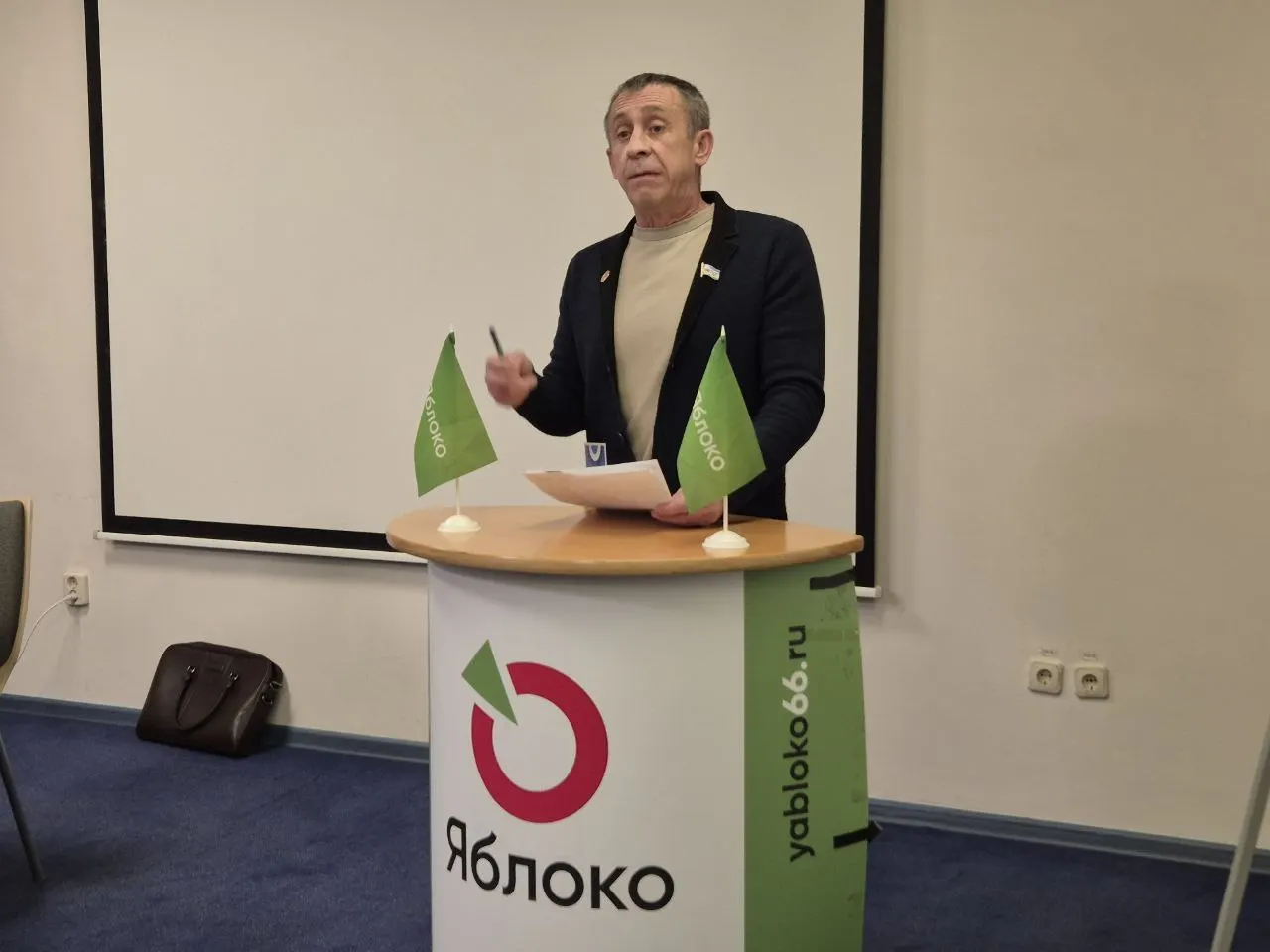 Действующий депутат Думы Сухого Лога — Владимир Севостьянов, баллотирующийся в Госдуму и Законодательное собрание региона, задержан по делу о демонстрации запрещённых символик; позже отпущен.