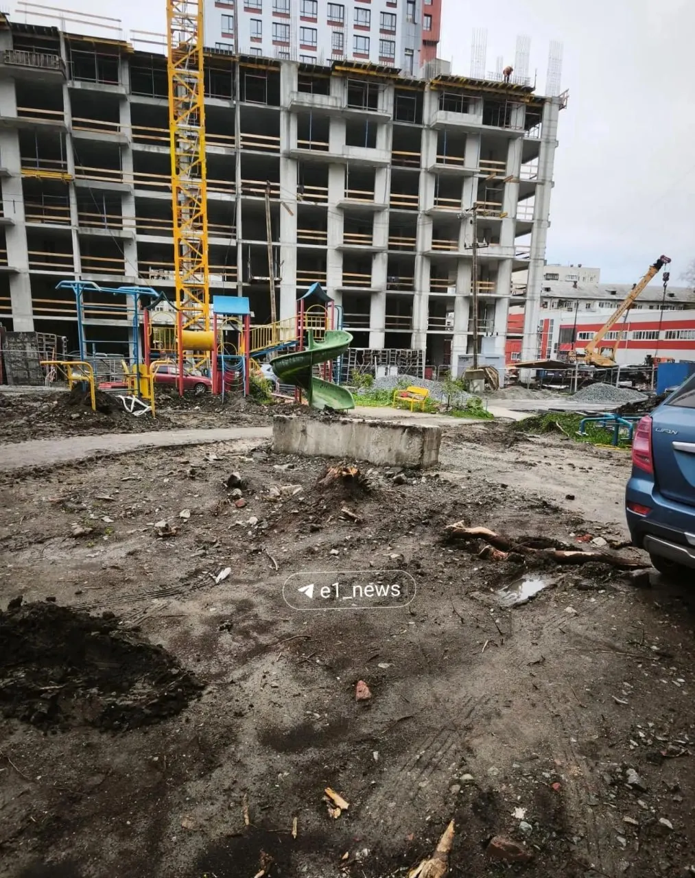 Жильцы дома на Бажова, 134 жалуются на остановку работ по благоустройству двора уже два месяца, УК не отвечает, дети идут в школу по колено грязи.