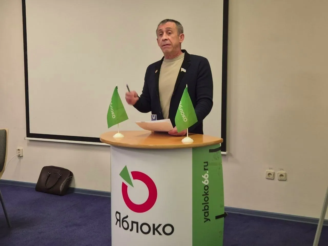 Владимира Севостьянова задержали на 12 суток по делу о репосте изображения, связанного с Навальным, что стало третьим подобным арестом кандидатов от партии в Свердловской области.