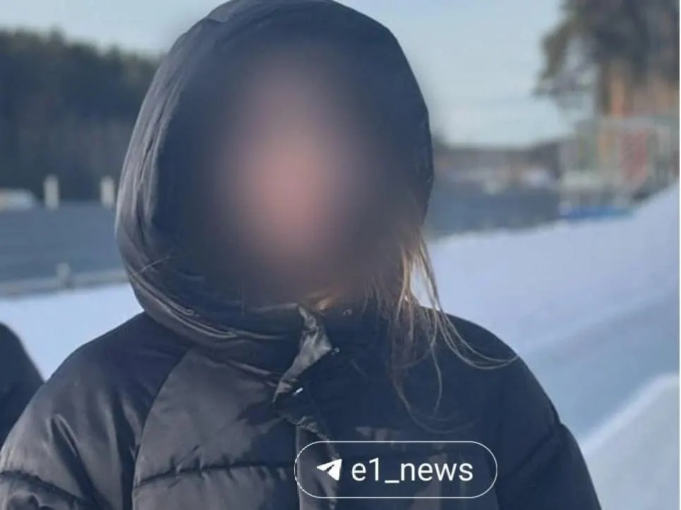 Состояние пациентки остаётся тяжёлым, но есть признаки улучшения: она шевелит головой и приоткрывает глаза.