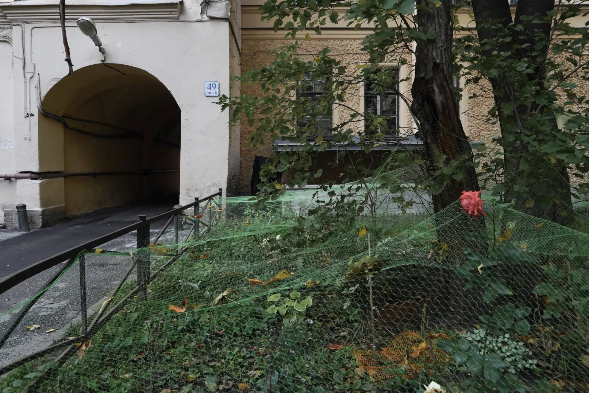 В Санкт‑Петербурге и Ленинградской области произошло обрушение строительных лесов, а также sprake по делу госизмены и спасательные работы. В России — штраф за пост на GitHub и уведомления о митингах. В мире — инциденты на Харьковщине и дроном в Румынии.