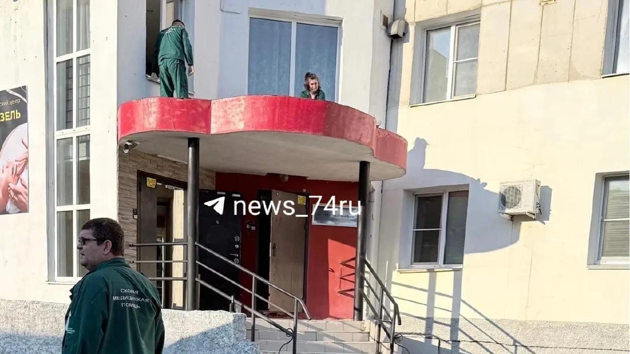 18-летний житель Челябинска покончил с жизнью после проигрыша в казино на Комсомольском проспекте; следствие устанавливает обстоятельства.