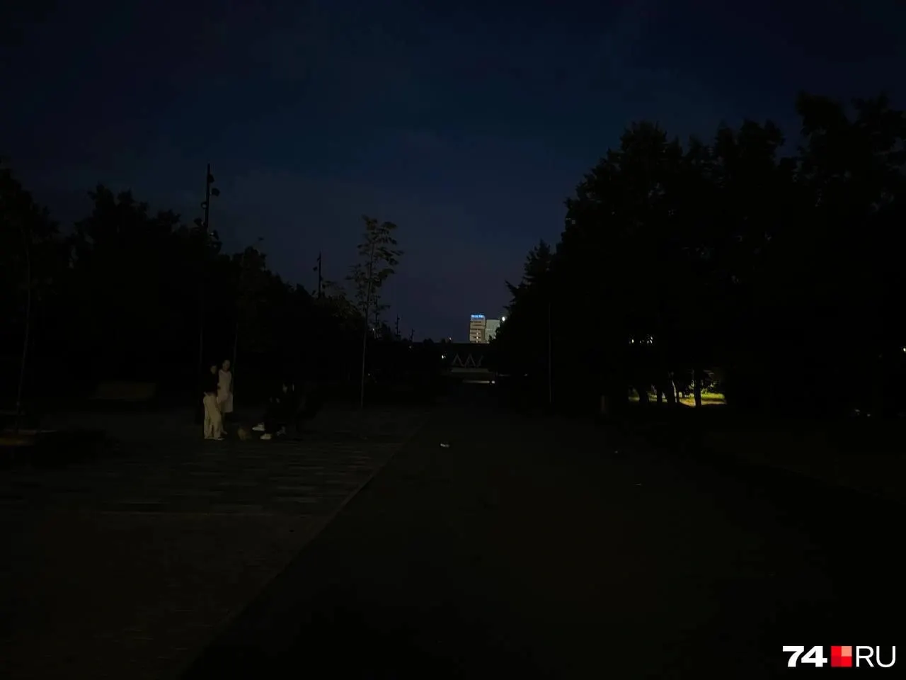 Жители Курчатовского района фиксируют темноту в обновленном парке; администрация обещала устранить проблему в ближайшее время.