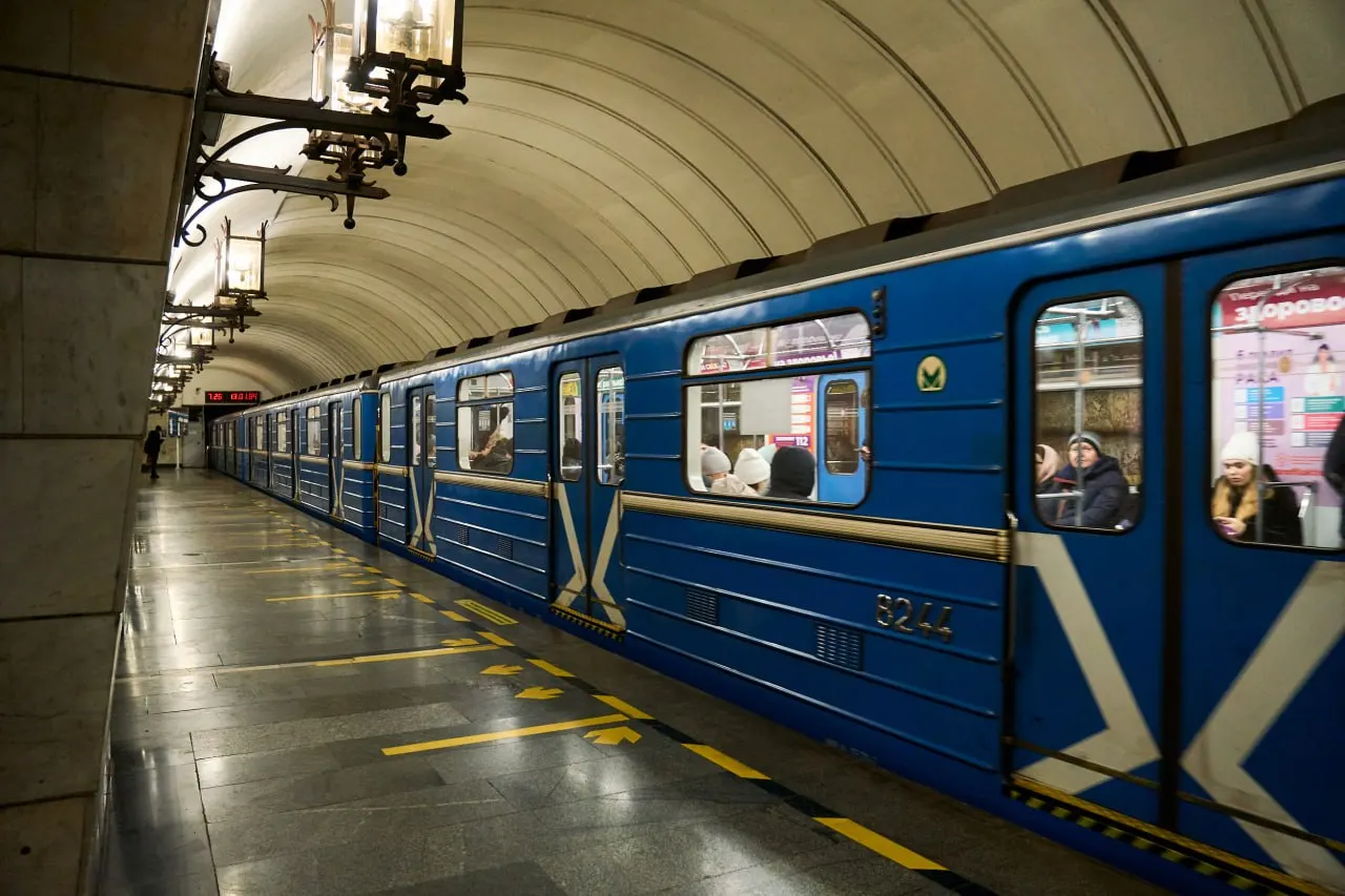План обновления включает постепенную замену старых поездов с 2028 года и строительство двух новых станций к 2030 году в Орджоникидзевском районе.