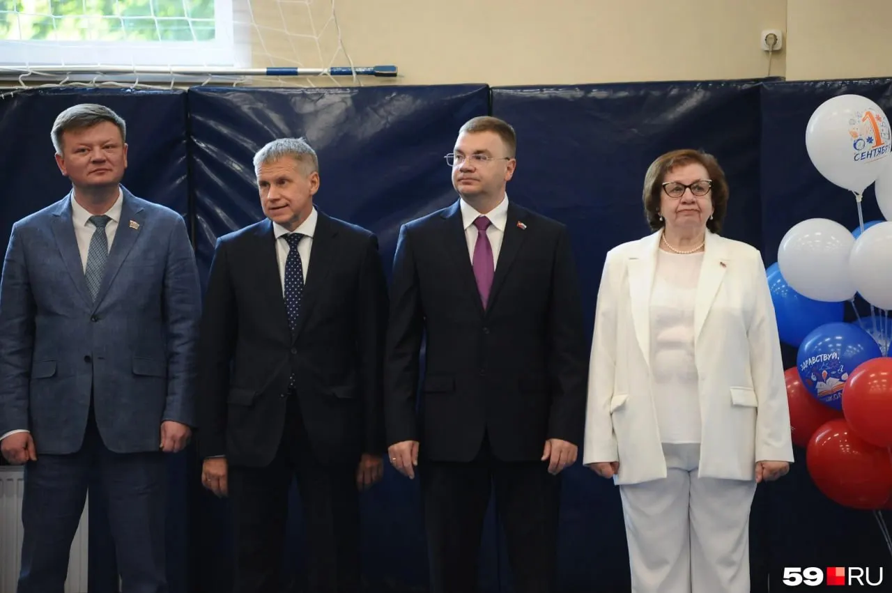 Мэр города поздравил учеников с Днём знаний, а глава региона принял участие в линейке и открытии кластера горнодобывающей отрасли в Пермском нефтяном колледже.