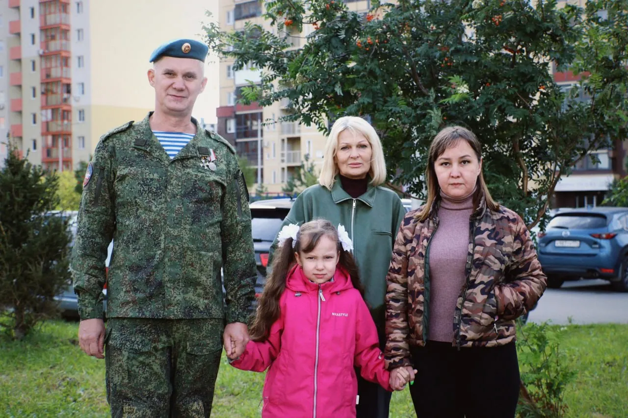 В школах Челябинска детей погибших на войне встречают люди в военной форме; акция «Быть рядом» сопровождается пропагандой и тревожит родителей.