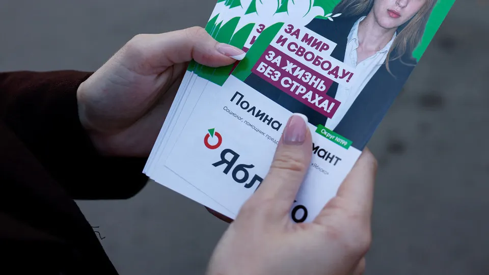 В Архангельской области представители партии «Яблоко» столкнулись с уголовным делом за распространение агитационных буклетов кандидата по Архангельскому округу; последовали обыски и задержания, события влияют на региональные политические процессы.
