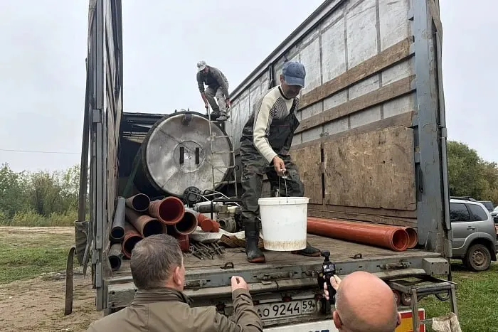 В Кировской области выпустили 130 тысяч мальков стерляди; в 2026 году общий выпуск составил около 500 тысяч. Контейнеры оснащены кислородом и системой контроля температуры.