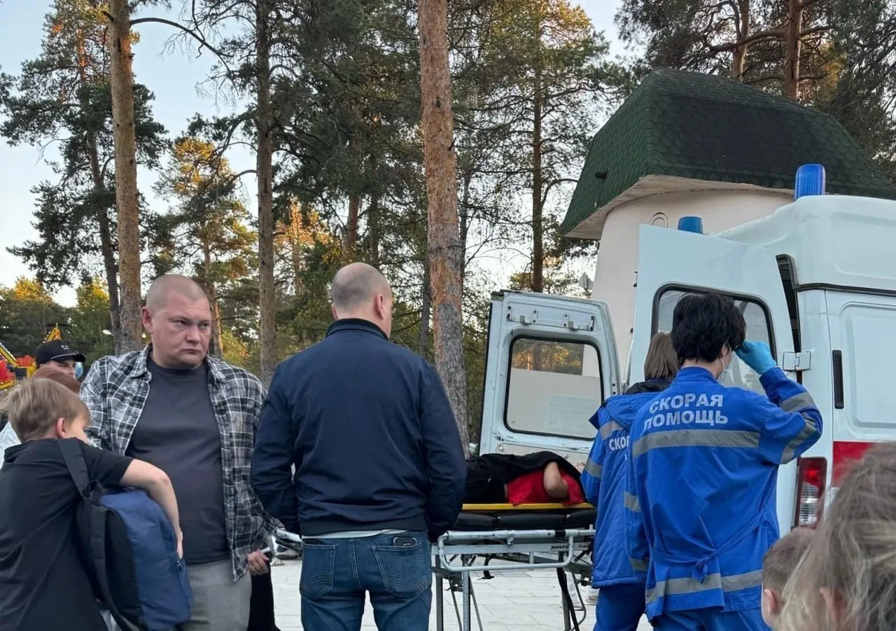 12-летний мальчик получил травмы на недавно открытом детском городке в парке Гагарина; реконструкция площадки обошлась в 903 млн рублей.