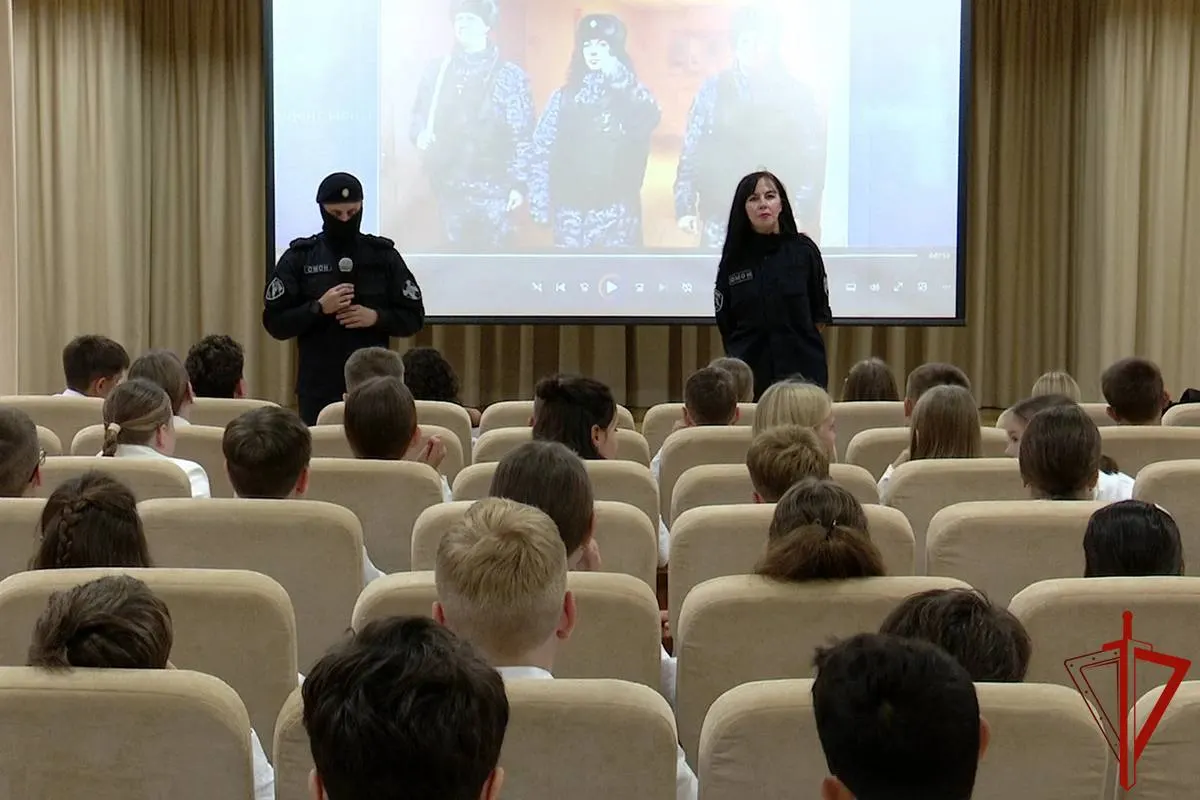 ОМОН провёл урок мужества для 200 школьников Тюменской области: рассказали о подвигах спецназа, продемонстрировали боевую экипировку и обсудили патриотическое воспитание.