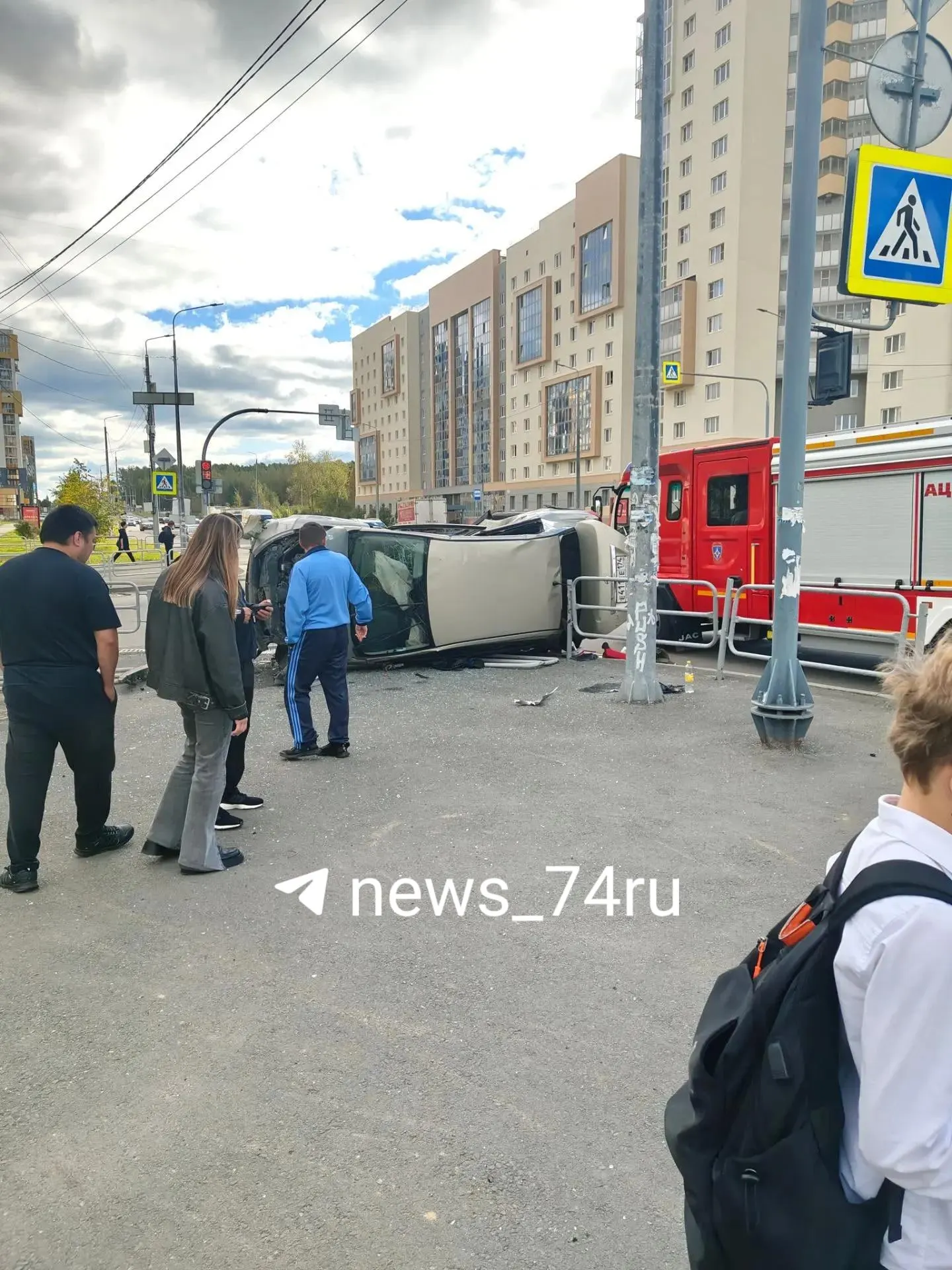 Столкновение Nissan Tiida и Mazda 3 привело к травмам; движение на месте затруднено.