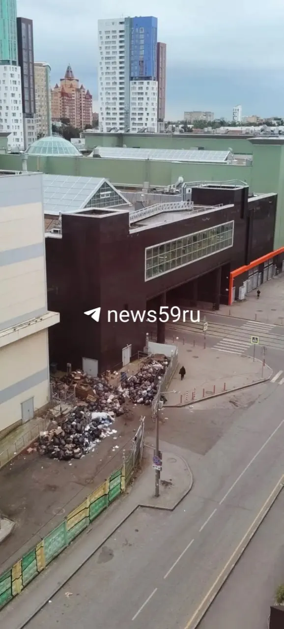Пермские жители жалуются на многодневное скопление мусора вокруг ТРК «Семья»; представители управляющей компании сообщили, что причиной стала техническая неисправность, и мусор обезврежен.