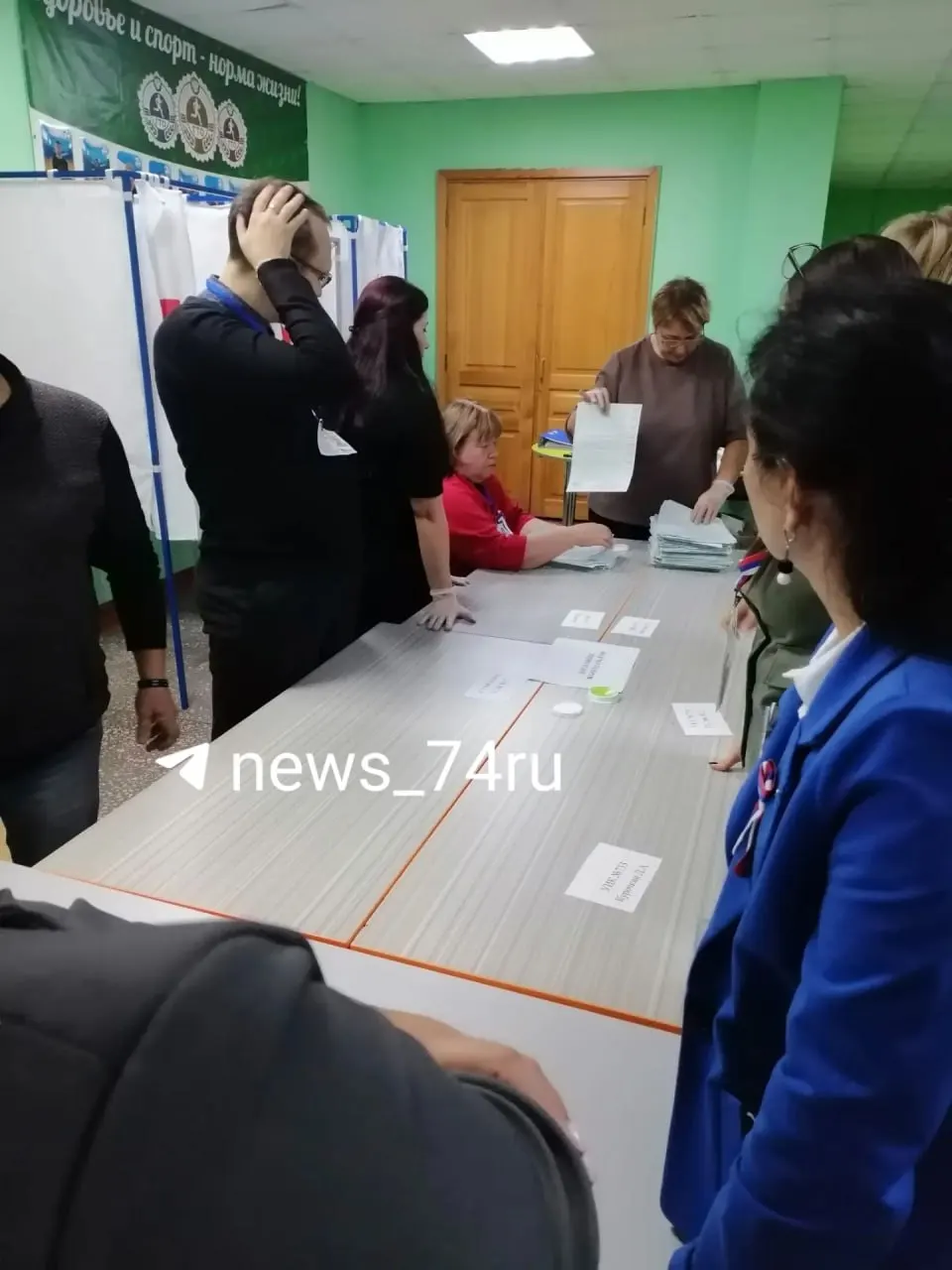 За три дня подсчитано 1245 бюллетеней за одномандатников и 1247 — за партии; сортировка бюллетеней идёт монотонно.