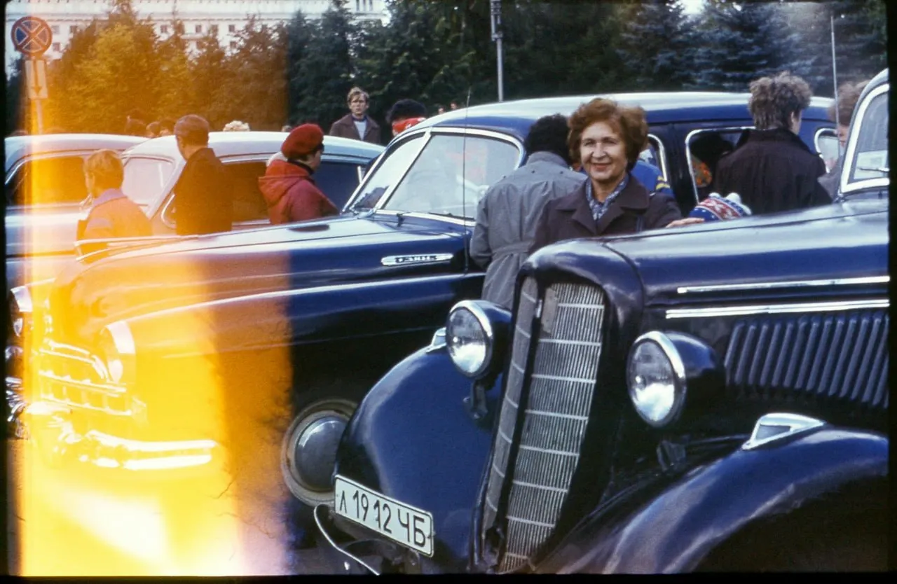 Город возвращается к эпохе 1987 года: прогулки по площади Революции, выставка старинных автомобилей и танцы брейк‑данса.