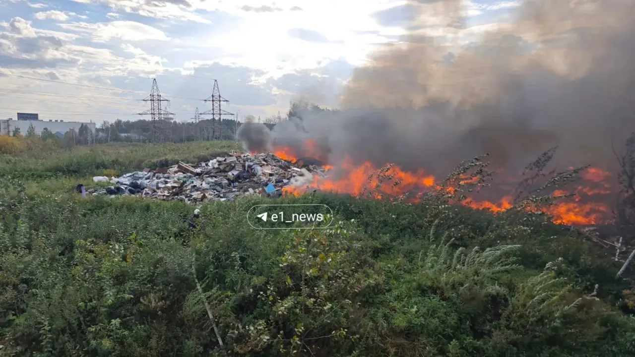 Площадь свалки около 400 на 400 метров, глубина мусора и стройматериалов достигает около 6 метров.
