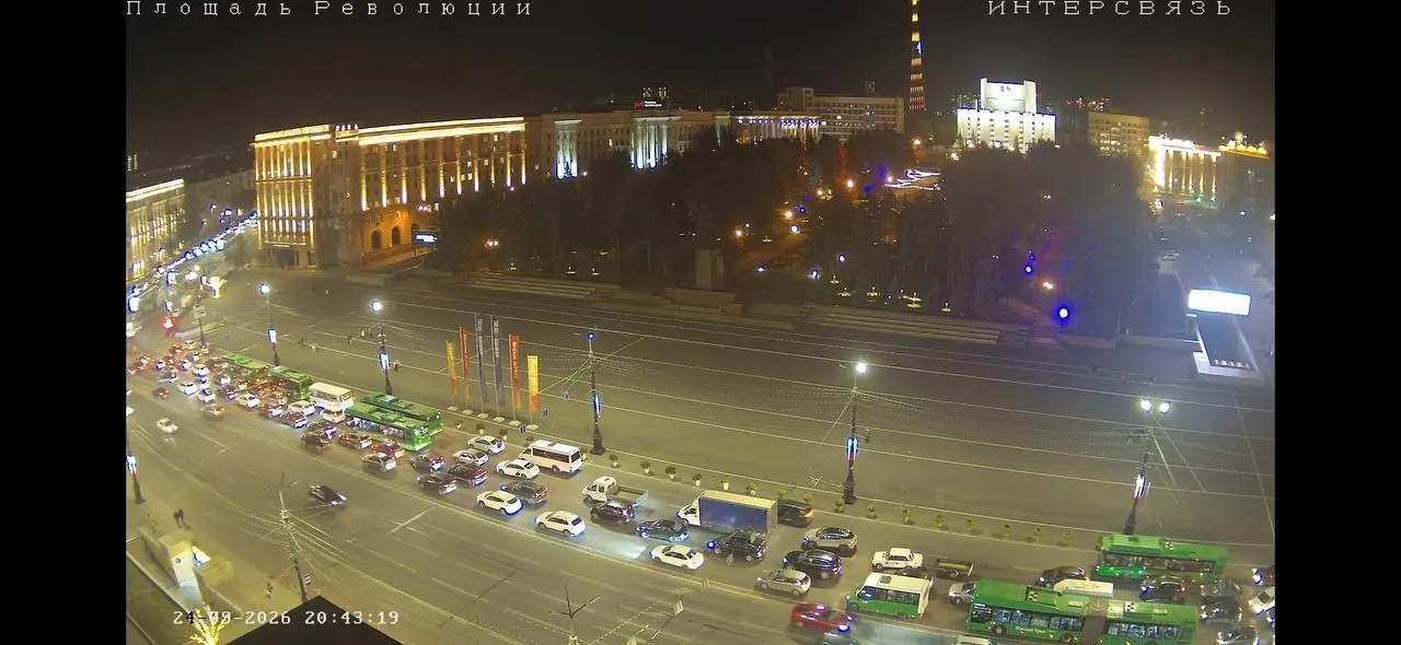 Сотрудник ГИБДД получил травмы в аварии; на площади образовалась крупная пробка, водителям рекомендуется объезжать участок.
