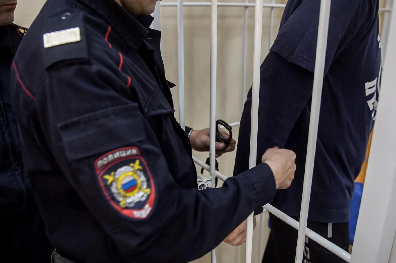 Бывший заместитель начальника филиала фирмы и двое сообщников завышали стоимость работ в Свердловской области и в Пермском крае; после возбуждения дела он скрылся и объявлен в международный розыск.