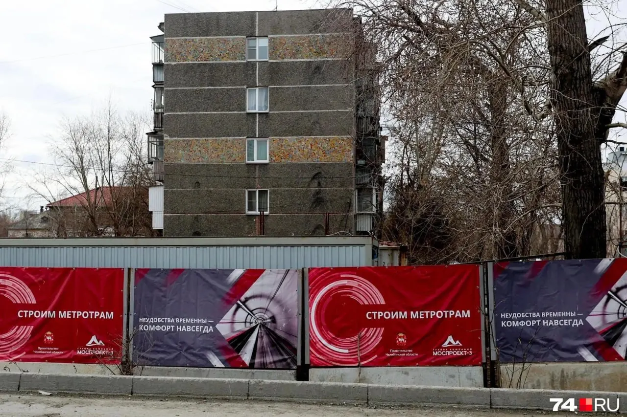 Генподрядчик начнет вынос коммуникаций возле здания городского УМВД на пересечении Елькина и Воровского; планируется подземная станция «Площадь Революции».