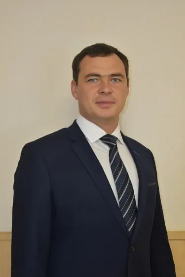 Депутат Белоярского района лишился мандата после инцидента с несовершеннолетним; стало известно, что он пропускал заседания и выплатил семье пострадавшего 700 тысяч рублей; конфликт завершился мирно.