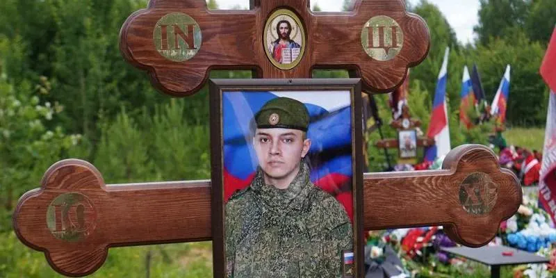 Расследование показывает давление на срочников и попытки перевести их в контрактники, включая случаи подделки подписей и притеснения.