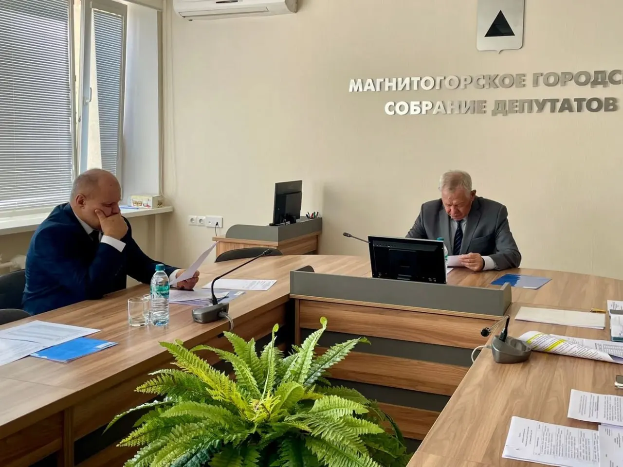 Депутаты Магнитогорского городского собрания отчитались о выполнении наказов избирателей, однако завершение работ зафиксировано лишь по половине округов; незавершённые проекты составляют 4,7 млн рублей.