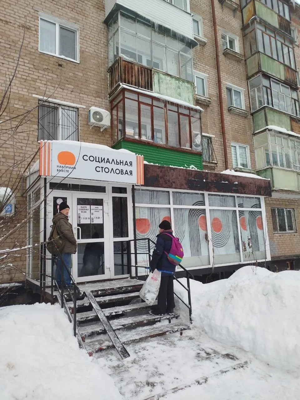 Социальная столовая, созданная в 2021 году, столкнулась с угрозой закрытия после прекращения грантового финансирования; ежемесячные расходы оцениваются в 150 тысяч рублей.