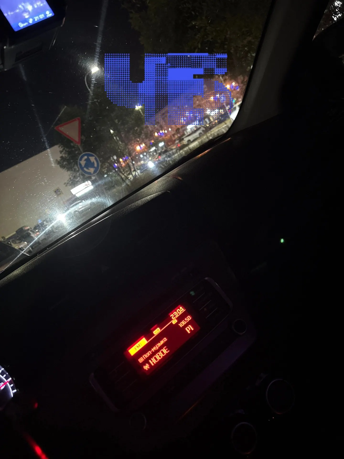 Жители Магнитогорска вынуждены стоять в очередях за бензином по нескольку часов, порой до ночи; кризис на рынке топлива влияет на повседневную жизнь семей.