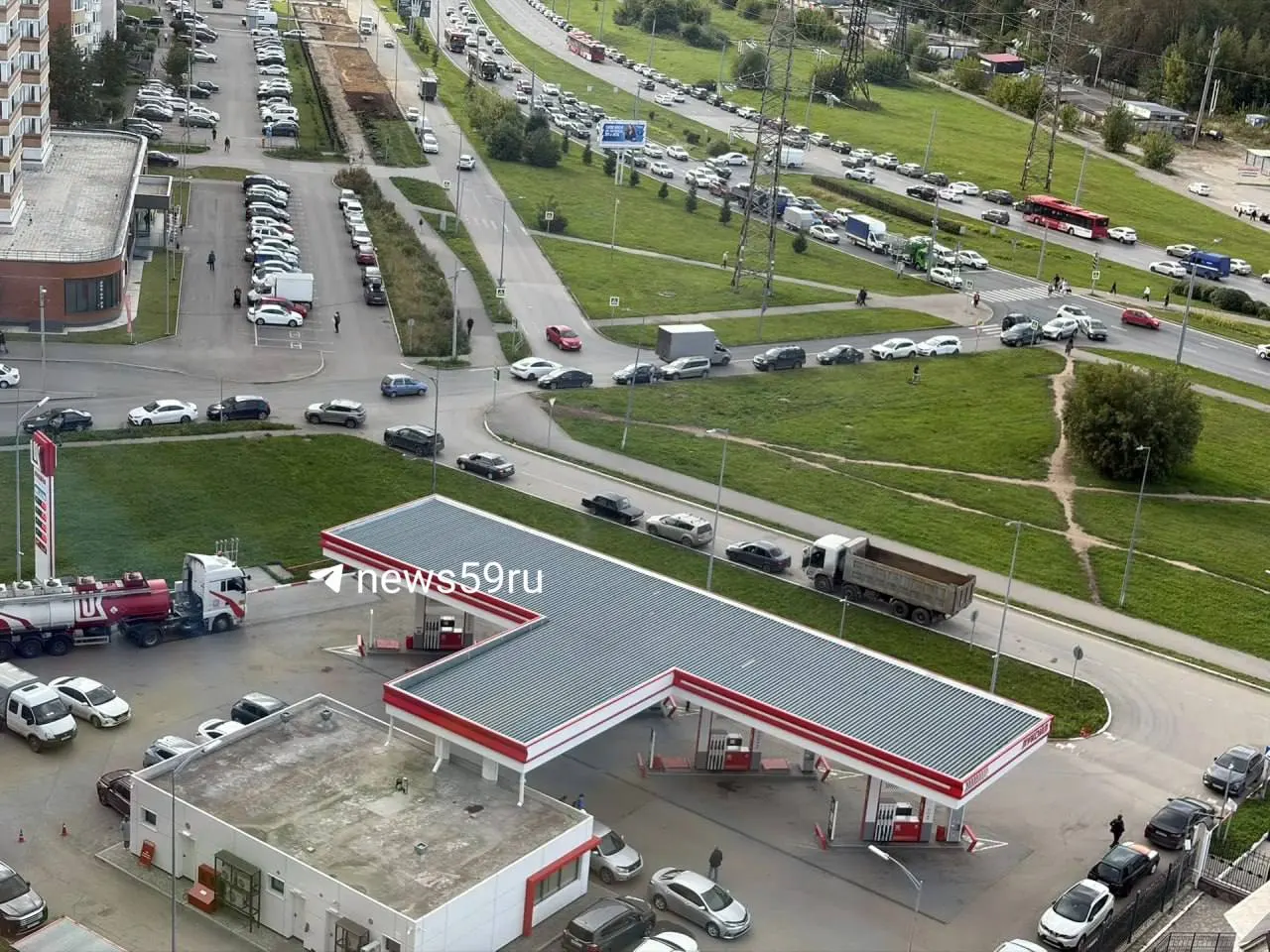 На заправке на Старцева, 140б прибыл бензовоз, в результате образовались очереди; жители региона следят за ситуацией и просят делиться фото.