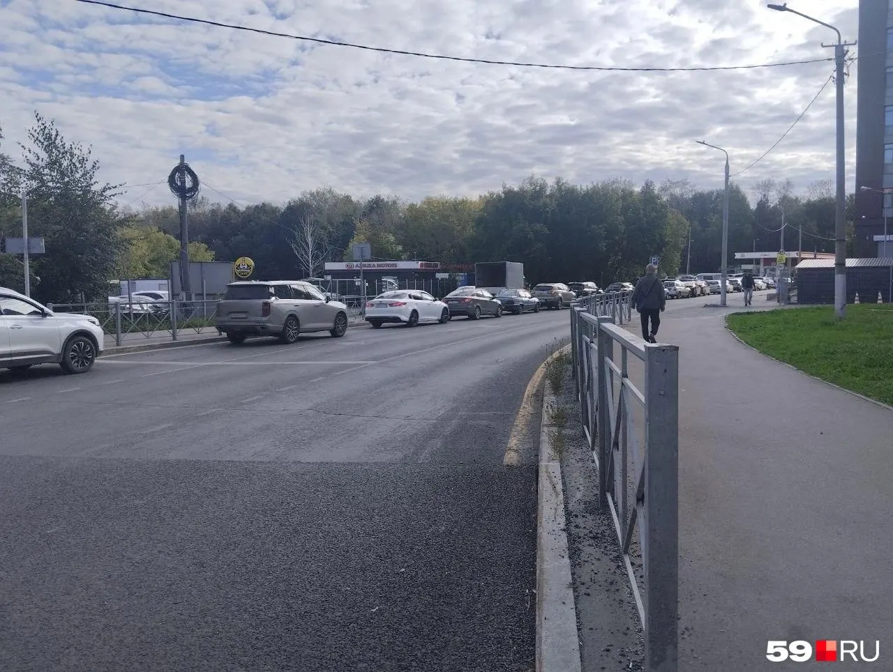 Очередь у АЗС ЛУКОЙЛ на улице Тихая вызывает заторы: перед поворотом на Островского не работает светофор. По словам сотрудников, бензина 95-й марки хватило всего на пару часов.