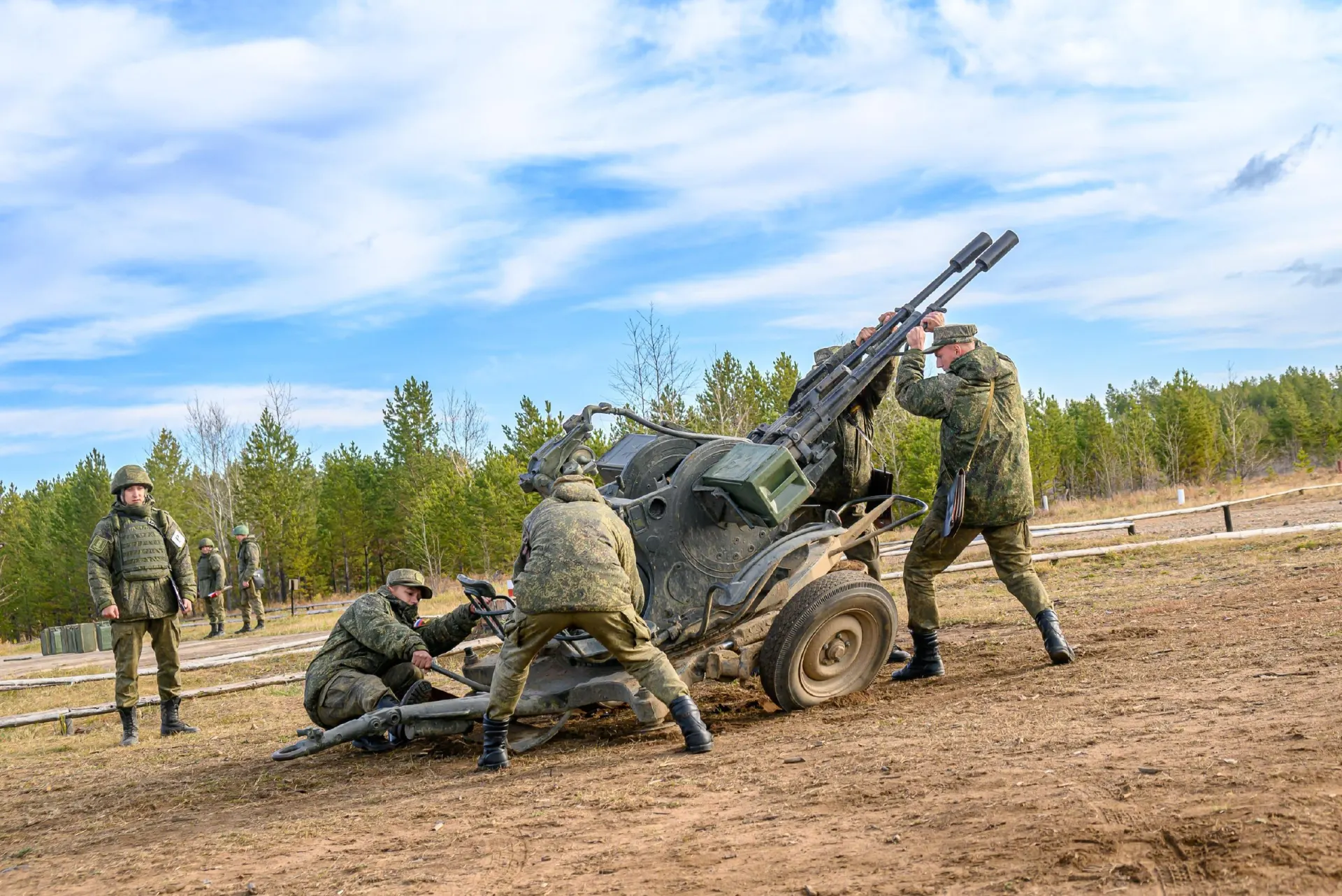 Число военнослужащих увеличится примерно на 15,5 тысячи человек.