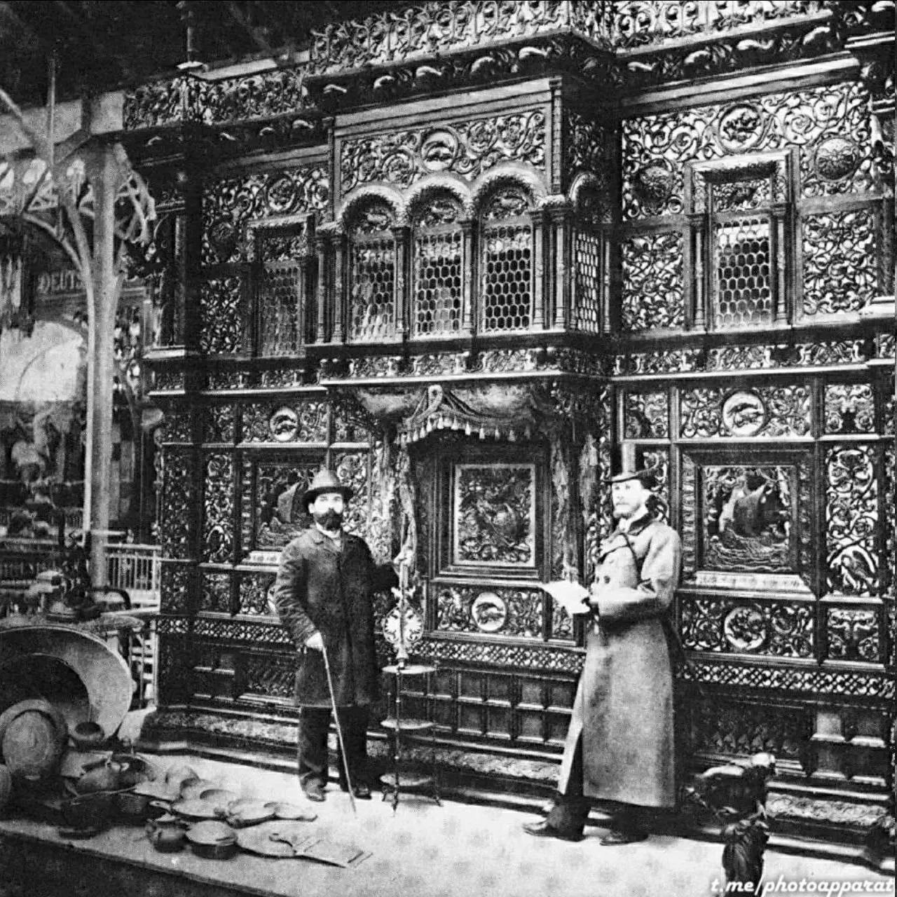 1900 год. Каслинские мастера привезли во Францию гигантский чугунный павильон, завоевав Гран-при в металлургии и металлообработке. Сегодня павильон возвращён Екатеринбургу и выставляется в его музее. Легенда: «Россия не продаётся» до сих пор живёт в памяти.