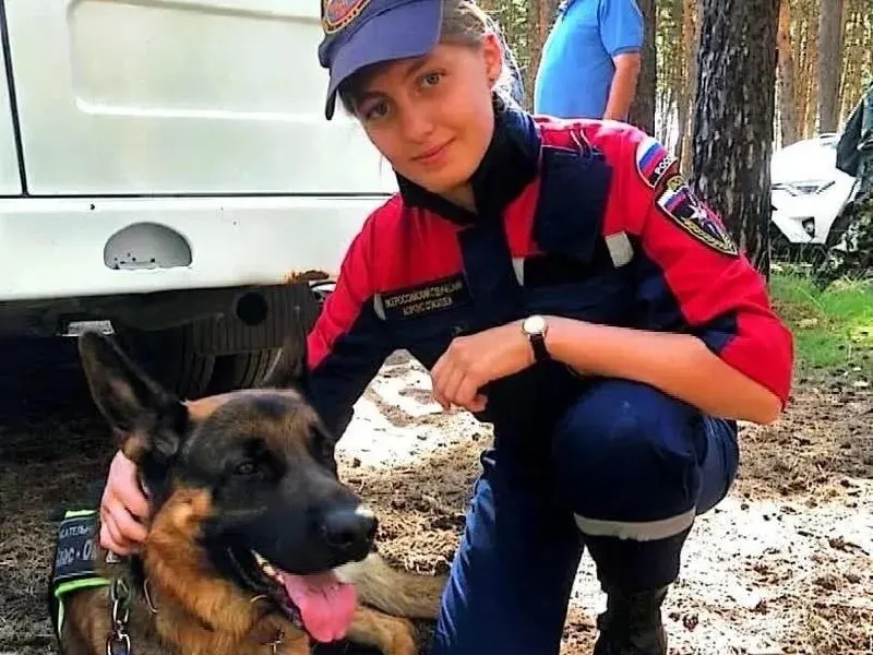 Уральские врачи борются за жизнь 24-летней сотрудницы полиции, впавшей в кому после приема лекарства.