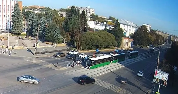 Движение трамваев у театра кукол временно остановлено после падения пассажира; движение возобновят после оформления ДТП.