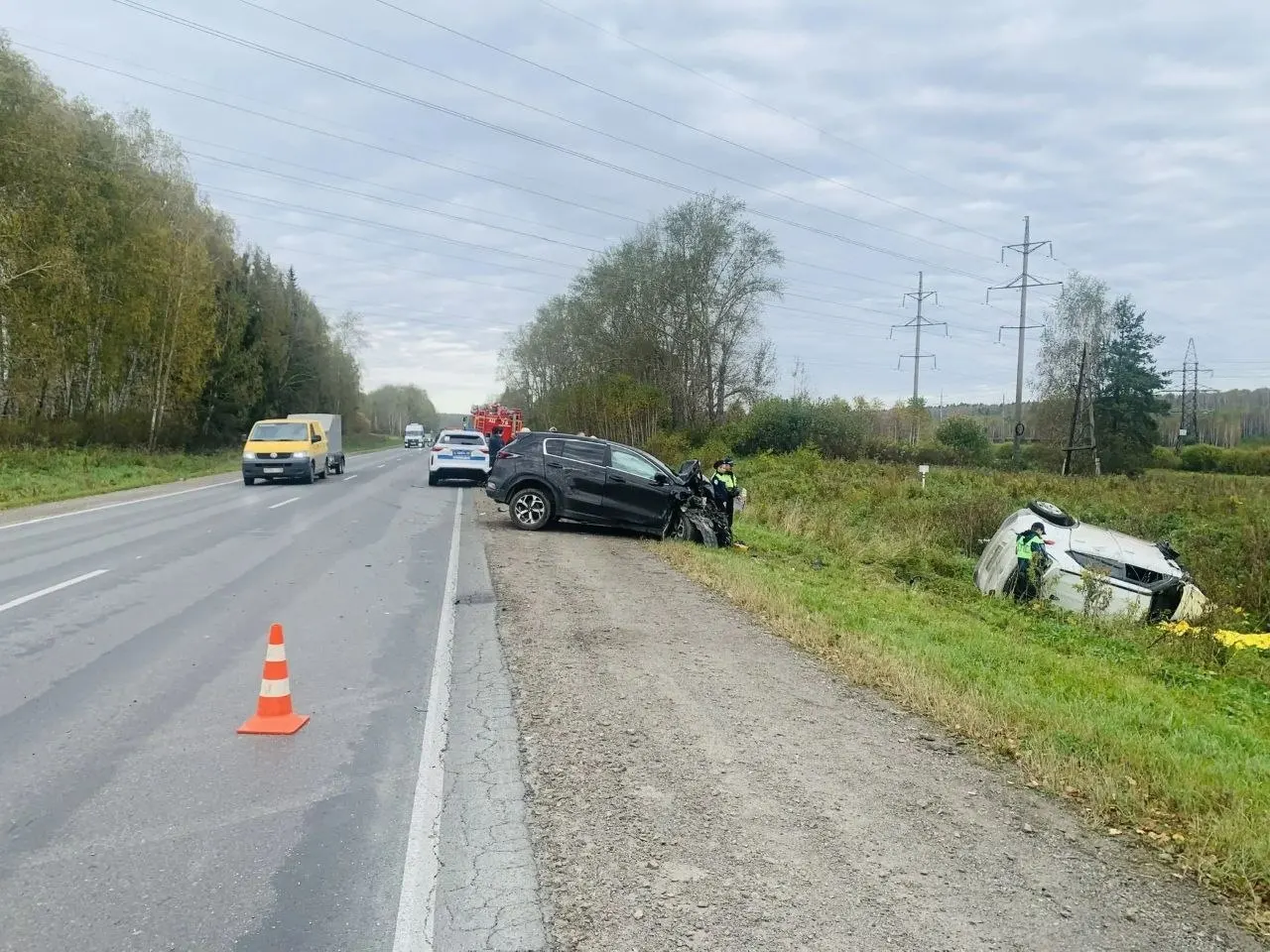 59-летний водитель Hyundai выехал на встречку и столкнулся с Fiat, затем с Kia; Hyundai отбросило в кювет — водитель погиб на месте. Пострадавших среди водителей других машин нет; ГИБДД проводит расследование.