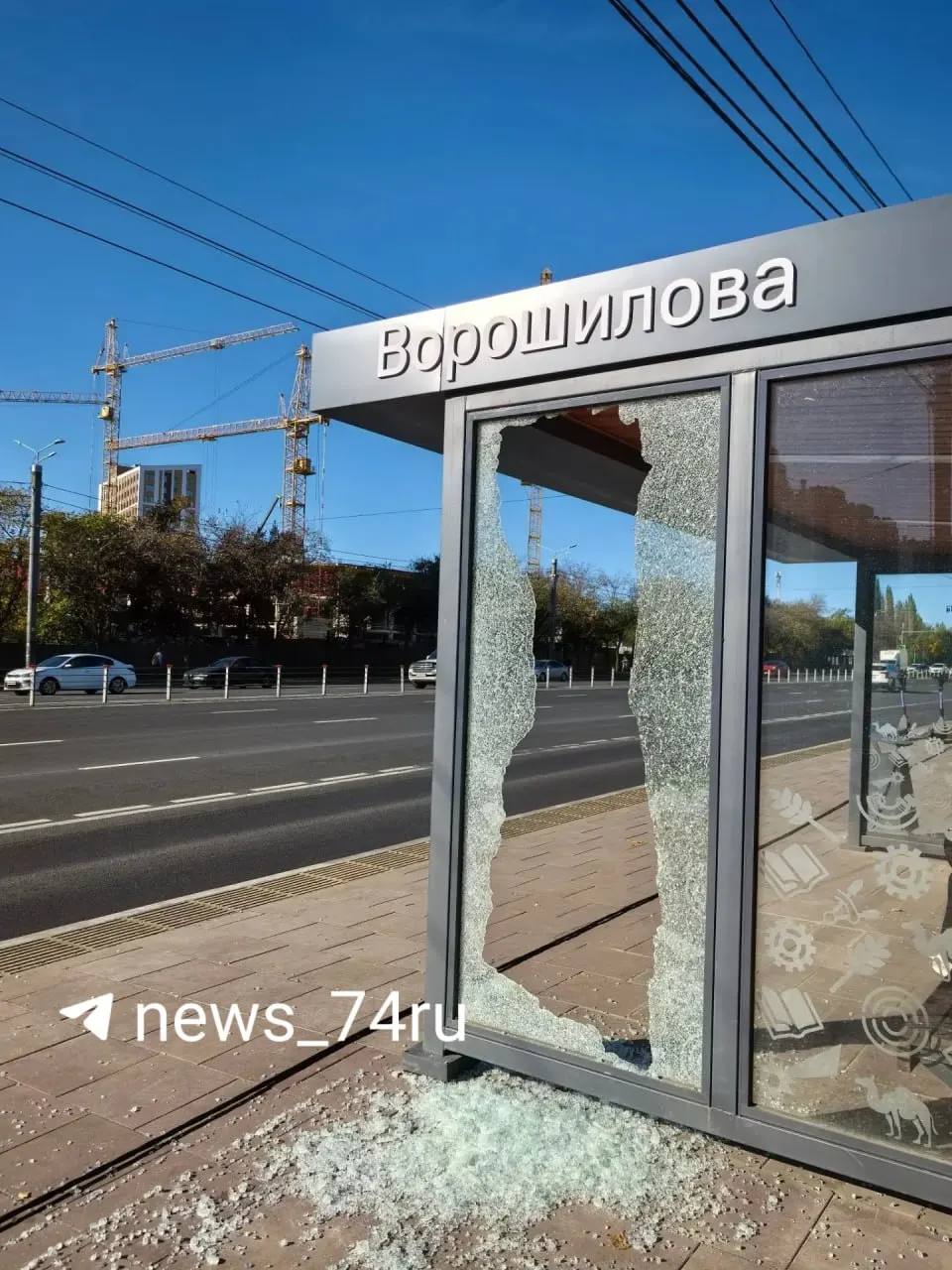 Поврежден павильон на остановке на Братьев Кашириных; подрядчик устраняет последствия, полиция готовит заявление.