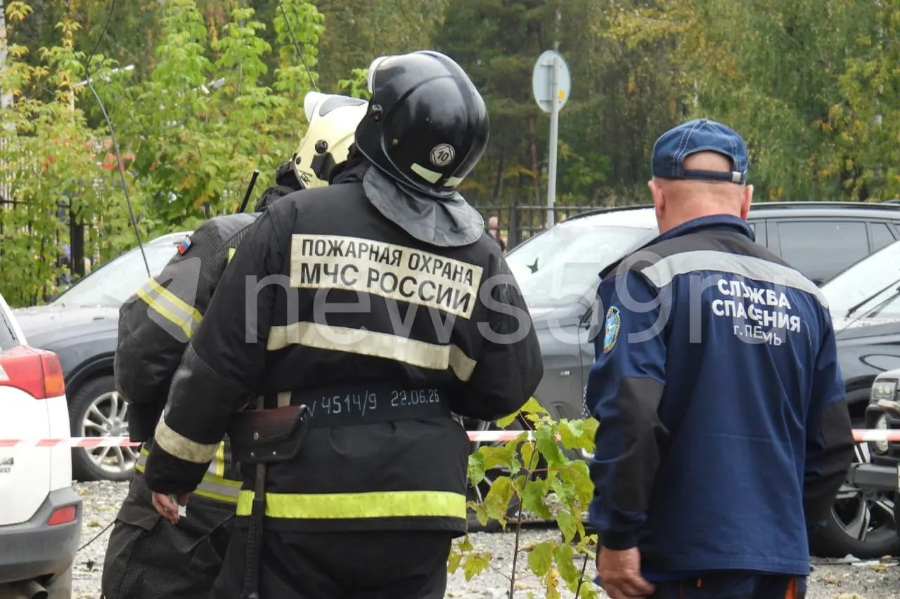 В УрФО жильцов эвакуировали после атаки дрона; для них организован пункт временного размещения в школе, обеспечат водой, горячим питанием и психологическую поддержку; учебный процесс продолжится как обычно.